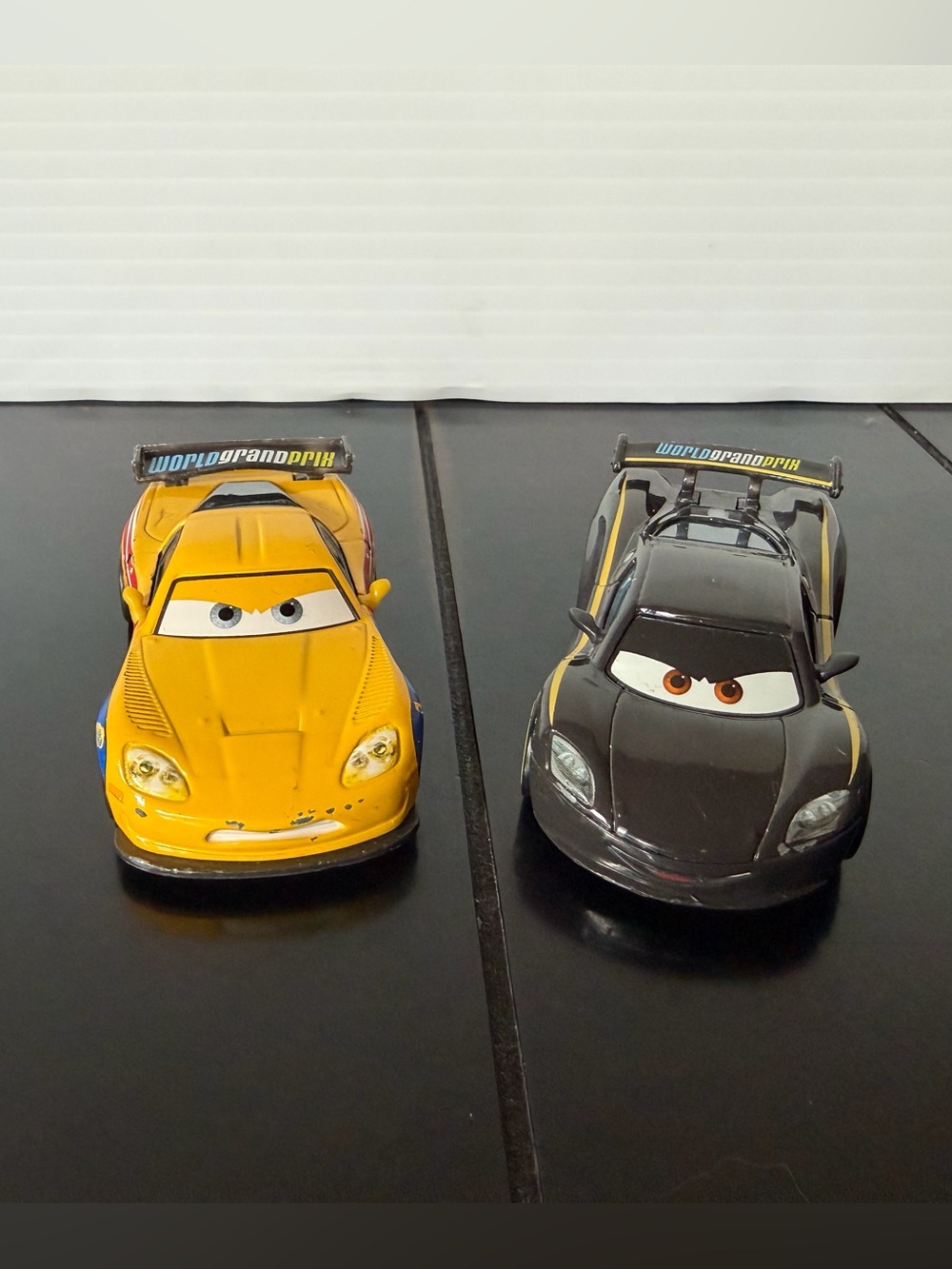 Disney Pixar Cars 2 Jeff Gorvette & Lewis Hamilton 1:55 diecast cars